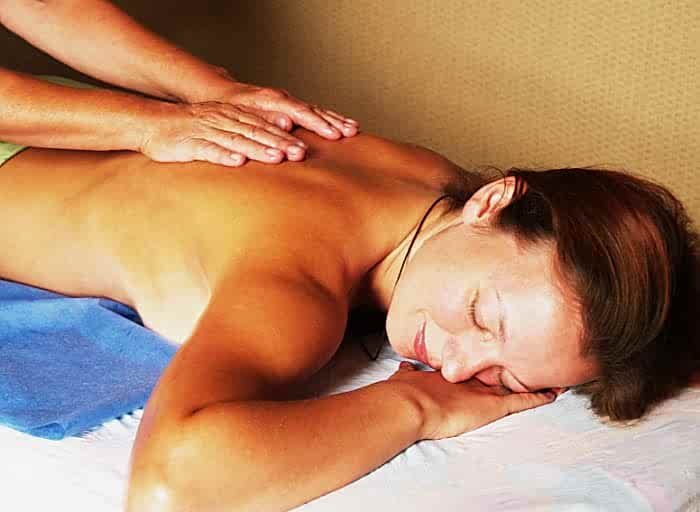 Гомеопатический медовый массаж вдоль позвоночника 