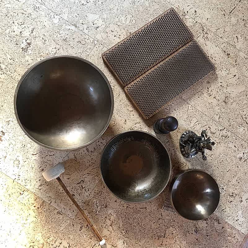 «Практики на Гвоздях с поющими чашами»